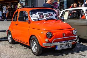 Allemagne, limbourg - avr 2017 rouge orange fiat 500 l 1967 à limburg an der lahn, hesse, allemagne photo