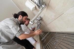 un groupe de musulmans prend l'ablution pour la prière. rite religieux islamique photo