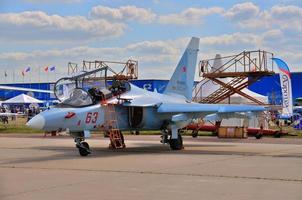 moscou, russie - août 2015 avion d'attaque yak-130 mitten presen photo