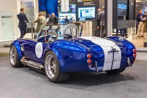 francfort, allemagne - septembre 2019 blanc bleu shelby cobra retro cl photo