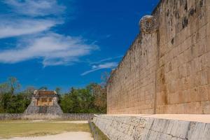 mur de pierre avec un anneau de grand terrain de balle, gran juego de pelote de site archéologique de chichen itza au yucatan, mexique photo