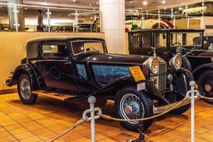 fontvieille, monaco - juin 2017 black rolls-royce phantom i 1927 à monaco top cars collection museum photo