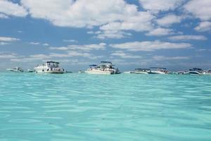 Bateaux à moteur blanc et yachts dans la mer des Caraïbes azur turquoise, île d'isla mujeres, mer des Caraïbes, cancun, yucatan, mexique photo