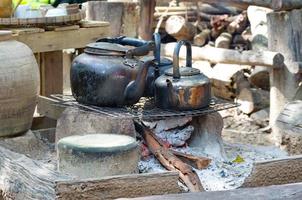 bouilloire en métal. l'eau bouillante à l'ancienne utilise du bois de chauffage pour faire un feu.