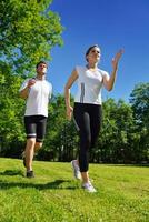 couple faisant du jogging à l'extérieur photo