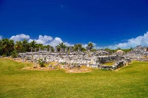 ruines antiques de maya dans la zone archéologique d'el rey près de cancun, yukatan, mexique photo