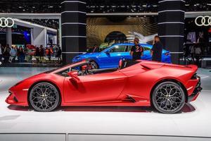 francfort, allemagne - sept 2019 voiture de sport cabriolet rose lamborghini huracan spyder, salon international de l'automobile iaa photo