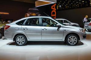 moscou - août 2016 vaz 2191 lada granta présenté au salon international de l'automobile mias moscou le 20 août 2016 à moscou, russie photo