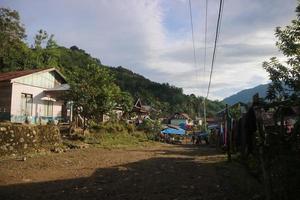 la belle atmosphère du village d'ulumanda qui a des maisons très simples et des gens sympathiques photo