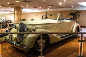 fontvieille, monaco - juin 2017 white packard eight cabrio 1935 à monaco top cars collection museum photo