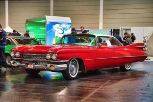 friedrichshafen - mai 2019 blanc rouge cadillac coupé de ville 1959 coupé à motorworld classics bodensee le 11 mai 2019 à friedrichshafen, allemagne photo