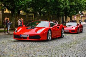 allemagne, fulda - juillet 2019 la ferrari f8 tributo cabrio rouge est une voiture de sport à moteur central produite par le constructeur automobile italien ferrari. la voiture est une mise à jour de la 488 avec un extérieur et un pe remarquables photo