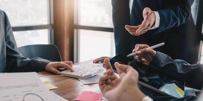 les gens d'affaires se réunissent au bureau pour écrire des mémos sur la planification stratégique de la tablette et le concept de collègue de remue-méninges photo