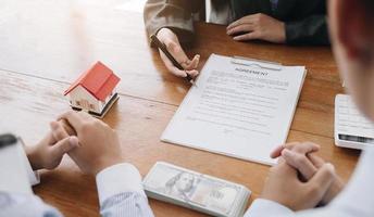 l'agent immobilier établit un contrat de maison après que le client a payé la caution de la maison. discussion, négociation, conclure l'affaire