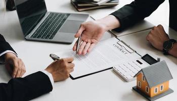 l'agent du courtier immobilier consulte le client pour la prise de décision, signe le formulaire d'assurance et envoie le modèle de maison au client après approbation, offre de prêt hypothécaire de modèle de maison pour et assurance habitation photo