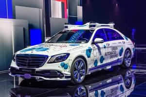 francfort, allemagne - sept 2019 blanc mercedes-benz robo-taxi classe s voiture autonome sans conducteur, iaa international motor show auto exhibition photo