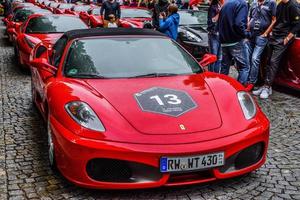 allemagne, fulda - juil 2019 rouge ferrari f430 type f131 cabrio est photo