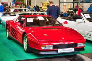 friedrichshafen - mai 2019 rouge ferrari testarossa f110 1989 coupé au motorworld classics bodensee le 11 mai 2019 à friedrichshafen, allemagne photo