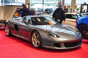 friedrichshafen - mai 2019 argent porsche carrera gt 2002 au motorworld classics bodensee le 11 mai 2019 à friedrichshafen, allemagne photo