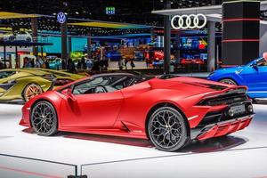 francfort, allemagne - sept 2019 voiture de sport cabriolet rose lamborghini huracan spyder, salon international de l'automobile iaa photo