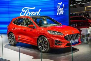 francfort, allemagne - sept 2019 ford kuga hybride rechargeable rouge, salon international de l'automobile iaa photo