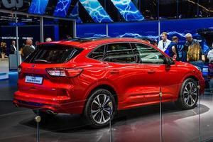 francfort, allemagne - sept 2019 ford kuga hybride rechargeable rouge, salon international de l'automobile iaa photo