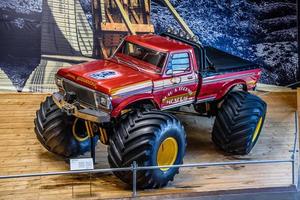 sinsheim, allemagne - mai 2022 super monstre rouge ford f serie 1986 photo