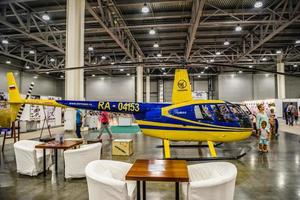 moscou - août 2016 hélicoptère robinson r44 présenté au salon international de l'automobile mias moscou le 20 août 2016 à moscou, russie photo