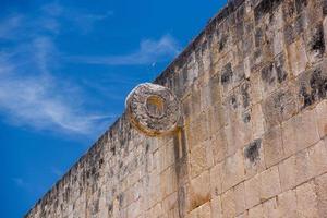 détail de l'anneau de cerceau au terrain de jeu de balle, gran juego de pelote de site archéologique de chichen itza au yucatan, mexique photo