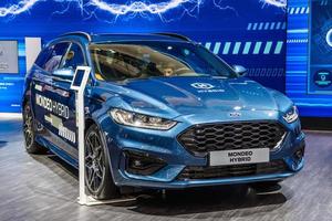 francfort, allemagne - sept 2019 bleu ford mondeo hybride break voiture familiale combi, iaa international motor show auto exhibition photo