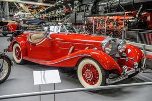 sinsheim, allemagne - mai 2022 rouge mercedes-benz 540 k special roadster cabrio 1938 photo