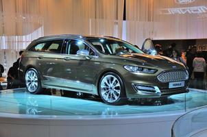 francfort - 14 septembre ford mondeo vignale présenté en première mondiale au 65e iaa internationale automobil ausstellung le 14 septembre 2013 à francfort, allemagne photo