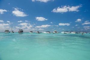 Bateaux à moteur blanc et yachts dans la mer des Caraïbes azur turquoise, île d'isla mujeres, mer des Caraïbes, cancun, yucatan, mexique photo