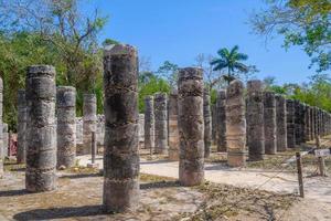 colonnes des mille guerriers à chichen itza, mexique photo