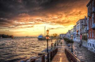 beau coucher de soleil au bord de la mer d'une mer méditerranée, venise, italie hdr photo