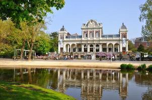 filmmuseum avec un beau lac à amsterdam, hollande pays-bas photo