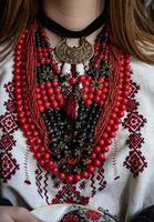 une fille brode un motif vyshyvanka ukrainien traditionnel photo