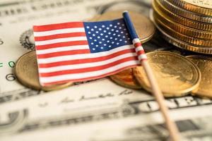 pile de pièces d'argent avec le drapeau usa amérique, concept bancaire financier. photo