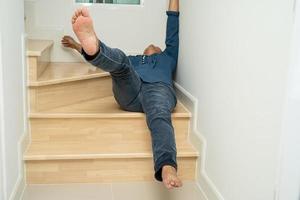 femme asiatique patiente tomber dans les escaliers parce que les surfaces glissantes photo