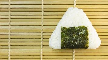 image d'onigiri pour le concept de cuisine japonaise. photo