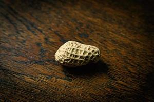 cacahuètes dans une texture de coquille pour le contenu alimentaire. photo