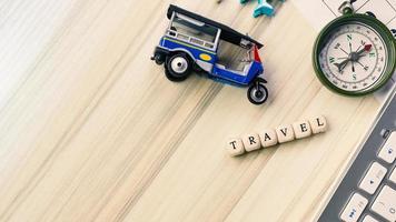 tuktuk sur une table de bureau blanche pour le contenu de voyage. photo