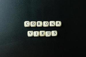 cube en bois de virus corona sur fond noir pour le contenu médical. photo