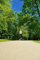 belle jeune femme faisant du jogging le matin dans le parc photo