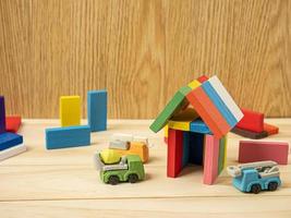 le jouet en bois pour la maison multicolore pour la propriété et le contenu du bâtiment photo