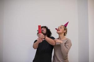 jeune couple romantique célébrant la fête avec des confettis photo