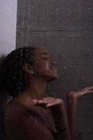 femme afro-américaine sous la douche photo