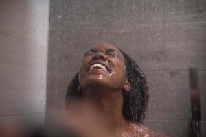 femme afro-américaine sous la douche photo