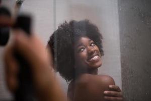 femme afro-américaine sous la douche photo