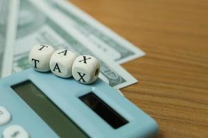 taxe cubique en bois sur table de travail pour le contenu de l'entreprise. photo